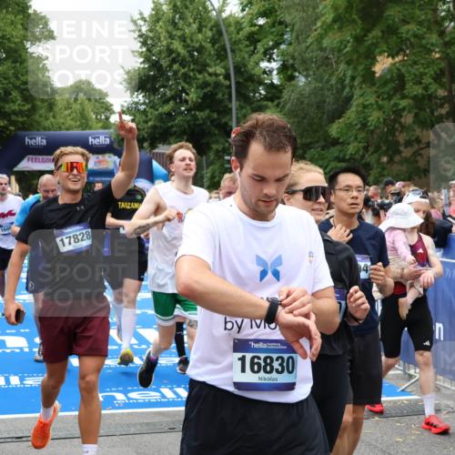 29.06.2025 - hella hamburg halbmarathon Zöllner http://msf.ph/oto/8248101 29.06.2025 10:57:34 Ziel 2236, 2652, 3435, 4502, 5015, 5134, 5457, 5458, 5728, 6281, 6302, 8393, 12144, 13245, 13394, 15695, 16093, 17758, 17828 meine-sportfotos.de