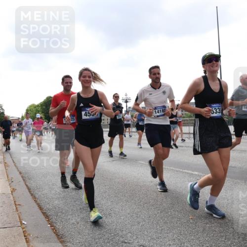 29.06.2025 - hella hamburg halbmarathon Lena Gebhardt http://msf.ph/oto/8248132 29.06.2025 10:45:34 Lombardsbrücke 1033, 1060, 1085, 1104, 1421, 1426, 1685, 1713, 1798, 1854, 1983, 2008, 2216, 2217, 2522, 2550, 2657, 2664, 2917, 2965, 2973, 3160, 3164, 3357, 3377, 3879, 3993, 4099, 4102, 4186, 4224, 4306, 4317, 4337, 4388, 4504, 4820, 4851, 5044, 5099, 5108, 5190, 5339, 5635, 5636, 5949, 6133, 6150, 6509, 6623, 6763, 6788, 6911, 6922, 6980, 7268, 7283, 7356, 7530, 7541, 7699, 7859, 8594, 8605, 8745, 8762, 9620, 10030, 10182, 10225, 10327, 10329, 10367, 11314, 12334 meine-sportfotos.de