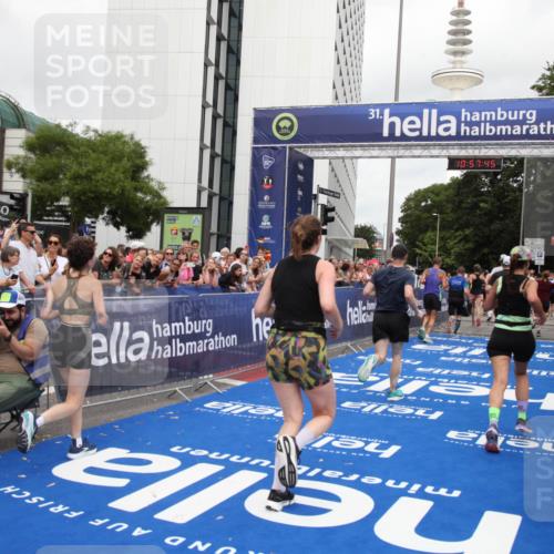 29.06.2025 - hella hamburg halbmarathon Michael Strokosch http://msf.ph/oto/8248149 29.06.2025 10:57:44 Ziel 1239, 1715, 1719, 2606, 2652, 5457, 5458, 10133, 12774, 13523, 14571, 14951, 15217, 15220, 16418, 17455, 17769, 17814, 18388, 18508, 18985 meine-sportfotos.de