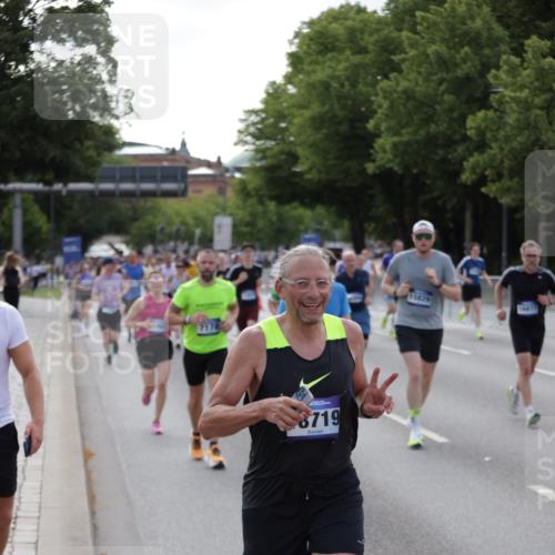 29.06.2025 - hella hamburg halbmarathon Jannik Wohlers http://msf.ph/oto/8248171 29.06.2025 09:55:45 Lombardsbrücke 1061, 1257, 1499, 1502, 1507, 1689, 2083, 2250, 2260, 2504, 2818, 2864, 3060, 3543, 4557, 5116, 5607, 6115, 6134, 6168, 7178, 7332, 7943, 8335, 8514, 8668, 8821, 8989, 9074, 10596, 11009, 11211, 11429, 11467, 11645, 12523, 12779, 12870, 12875, 13007, 13159, 13301, 13672, 13758, 13803, 13812, 13875, 13948, 14628, 14928, 15157, 15384, 15392, 15502, 15714, 15829, 15868, 15899, 16149, 16175, 16477, 16623, 16738, 16877, 17127, 17131, 17282, 17962, 18021 meine-sportfotos.de