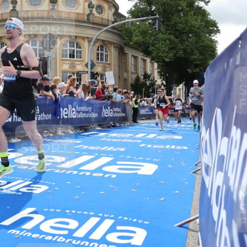 29.06.2025 - hella hamburg halbmarathon Strokosch-Dieckow http://msf.ph/oto/8248174 29.06.2025 10:39:25 Ziel 1343, 2546, 2972, 6037, 6152, 7152, 7154, 8346, 9116, 9265, 12335, 12372, 14359, 15013, 15336, 15866, 15965 meine-sportfotos.de