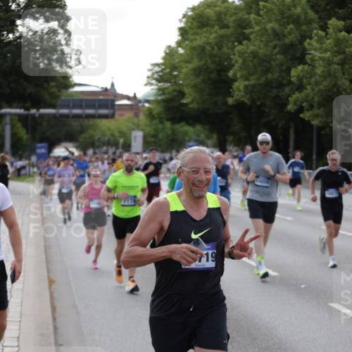 29.06.2025 - hella hamburg halbmarathon Jannik Wohlers http://msf.ph/oto/8248181 29.06.2025 09:55:45 Lombardsbrücke 1061, 1257, 1499, 1502, 1507, 1689, 2083, 2250, 2260, 2504, 2818, 2864, 3060, 3543, 4557, 5116, 5607, 6115, 6134, 6168, 7178, 7332, 7943, 8335, 8514, 8668, 8821, 8989, 9074, 10596, 11009, 11211, 11429, 11467, 11645, 12523, 12779, 12870, 12875, 13007, 13159, 13301, 13672, 13758, 13803, 13812, 13875, 13948, 14628, 14928, 15157, 15384, 15392, 15502, 15714, 15829, 15868, 15899, 16149, 16175, 16477, 16623, 16738, 16877, 17127, 17131, 17282, 17962, 18021 meine-sportfotos.de