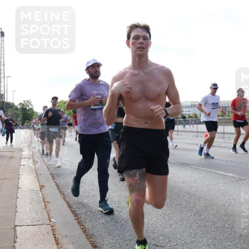 29.06.2025 - hella hamburg halbmarathon Lena Gebhardt http://msf.ph/oto/8248202 29.06.2025 09:56:36 Lombardsbrücke 1061, 1452, 1460, 1496, 1499, 1592, 1628, 1833, 1877, 2013, 2058, 2082, 2208, 2378, 2396, 2504, 2771, 2953, 2996, 3256, 3296, 3310, 3652, 4065, 4077, 4377, 4404, 4635, 4711, 4833, 5169, 5194, 5482, 5600, 5607, 5839, 5978, 6033, 6168, 6286, 6511, 6512, 6561, 6562, 7178, 7383, 7475, 7583, 7943, 8261, 8361, 8514, 8572, 8587, 8618, 8661, 8710, 8863, 8921, 8968, 8989, 8996, 9082, 9246, 9537, 9597, 9638, 10596 meine-sportfotos.de