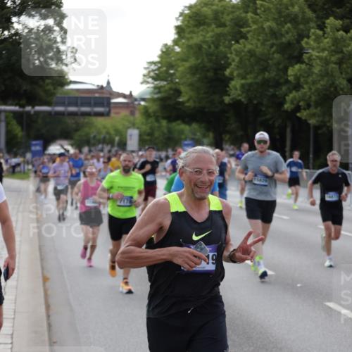 29.06.2025 - hella hamburg halbmarathon Jannik Wohlers http://msf.ph/oto/8248203 29.06.2025 09:55:45 Lombardsbrücke 1061, 1257, 1499, 1502, 1507, 1689, 2083, 2250, 2260, 2504, 2818, 2864, 3060, 3543, 4557, 5116, 5607, 6115, 6134, 6168, 7178, 7332, 7943, 8335, 8514, 8668, 8821, 8989, 9074, 10596, 11009, 11211, 11429, 11467, 11645, 12523, 12779, 12870, 12875, 13007, 13159, 13301, 13672, 13758, 13803, 13812, 13875, 13948, 14628, 14928, 15157, 15384, 15392, 15502, 15714, 15829, 15868, 15899, 16149, 16175, 16477, 16623, 16738, 16877, 17127, 17131, 17282, 17962, 18021 meine-sportfotos.de
