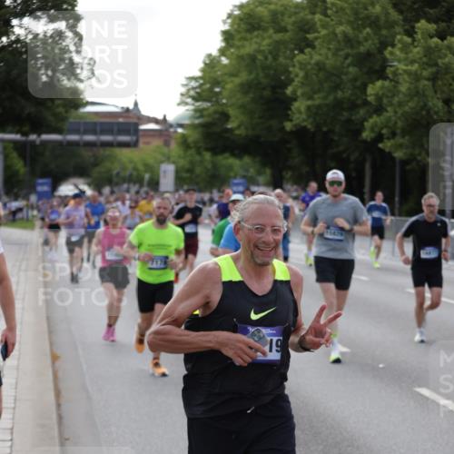 29.06.2025 - hella hamburg halbmarathon Jannik Wohlers http://msf.ph/oto/8248220 29.06.2025 09:55:46 Lombardsbrücke 1061, 1257, 1499, 1502, 1507, 1592, 1689, 2083, 2250, 2260, 2504, 2818, 2864, 3060, 4077, 4557, 5116, 5607, 6115, 6134, 6168, 7178, 7332, 7943, 8335, 8514, 8668, 8821, 8968, 8989, 9074, 9246, 9537, 10596, 11009, 11211, 11429, 11467, 11645, 12523, 12779, 12870, 12875, 13007, 13159, 13672, 13758, 13803, 13812, 13875, 13948, 14628, 14928, 15157, 15384, 15392, 15502, 15714, 15829, 15868, 15899, 16149, 16175, 16477, 16623, 16738, 16877, 17127, 17131, 17282, 17962, 18021 meine-sportfotos.de