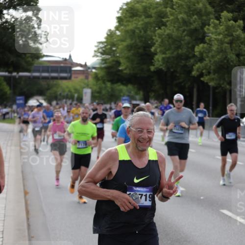 29.06.2025 - hella hamburg halbmarathon Jannik Wohlers http://msf.ph/oto/8248237 29.06.2025 09:55:46 Lombardsbrücke 1061, 1257, 1499, 1502, 1507, 1592, 1689, 2083, 2250, 2260, 2504, 2818, 2864, 3060, 4077, 4557, 5116, 5607, 6115, 6134, 6168, 7178, 7332, 7943, 8335, 8514, 8668, 8821, 8968, 8989, 9074, 9246, 9537, 10596, 11009, 11211, 11429, 11467, 11645, 12523, 12779, 12870, 12875, 13007, 13159, 13672, 13758, 13803, 13812, 13875, 13948, 14628, 14928, 15157, 15384, 15392, 15502, 15714, 15829, 15868, 15899, 16149, 16175, 16477, 16623, 16738, 16877, 17127, 17131, 17282, 17962, 18021 meine-sportfotos.de