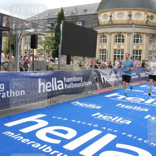 29.06.2025 - hella hamburg halbmarathon Michael Strokosch http://msf.ph/oto/8248240 29.06.2025 10:49:41 Ziel 2504, 2516, 2706, 2889, 2937, 3060, 5705, 5978, 6115, 7332, 9038, 9463, 9619, 9649, 11340, 11679, 11977, 13233, 14562, 15392, 16114, 16592, 16738, 16843, 17001, 18058, 18451 meine-sportfotos.de