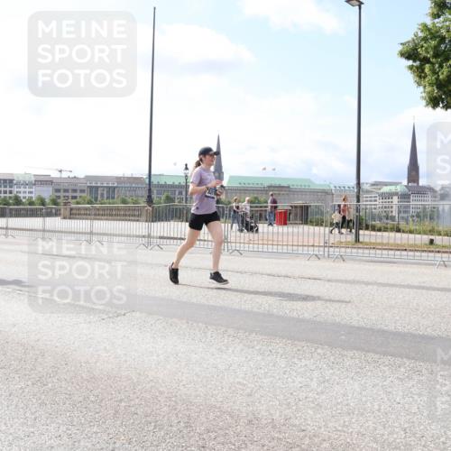 29.06.2025 - hella hamburg halbmarathon Lena Gebhardt http://msf.ph/oto/8248250 29.06.2025 10:10:12 Lombardsbrücke 1052, 1548, 1573, 3921, 4592, 5182, 5440, 5511, 7042, 7058, 7081, 7333, 7636, 7685, 8219, 8685, 8890, 9150, 9306, 9366, 9434, 9674, 9781, 9816, 10036, 10943, 11027, 11180, 12255, 12567, 13739, 13797, 14822, 15409, 16166, 16191, 16445, 16455, 16639, 16872, 17148, 17630, 17730, 17899, 18076, 18196, 18707, 19023, 19242 meine-sportfotos.de