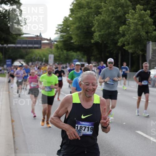 29.06.2025 - hella hamburg halbmarathon Jannik Wohlers http://msf.ph/oto/8248256 29.06.2025 09:55:46 Lombardsbrücke 1061, 1257, 1499, 1502, 1507, 1592, 1689, 2083, 2250, 2260, 2504, 2818, 2864, 3060, 4077, 4557, 5116, 5607, 6115, 6134, 6168, 7178, 7332, 7943, 8335, 8514, 8668, 8821, 8968, 8989, 9074, 9246, 9537, 10596, 11009, 11211, 11429, 11467, 11645, 12523, 12779, 12870, 12875, 13007, 13159, 13672, 13758, 13803, 13812, 13875, 13948, 14628, 14928, 15157, 15384, 15392, 15502, 15714, 15829, 15868, 15899, 16149, 16175, 16477, 16623, 16738, 16877, 17127, 17131, 17282, 17962, 18021 meine-sportfotos.de