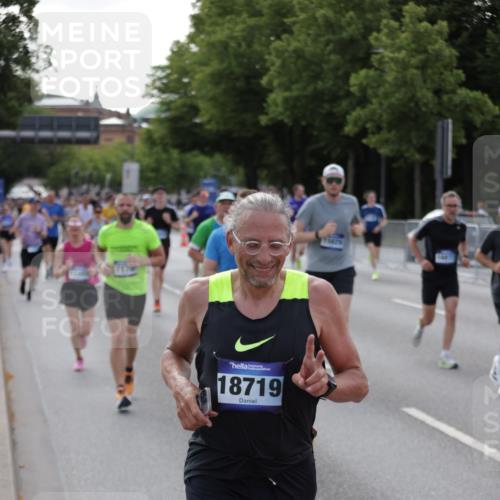 29.06.2025 - hella hamburg halbmarathon Jannik Wohlers http://msf.ph/oto/8248276 29.06.2025 09:55:46 Lombardsbrücke 1061, 1257, 1499, 1502, 1507, 1592, 1689, 2083, 2250, 2260, 2504, 2818, 2864, 3060, 4077, 4557, 5116, 5607, 6115, 6134, 6168, 7178, 7332, 7943, 8335, 8514, 8668, 8821, 8968, 8989, 9074, 9246, 9537, 10596, 11009, 11211, 11429, 11467, 11645, 12523, 12779, 12870, 12875, 13007, 13159, 13672, 13758, 13803, 13812, 13875, 13948, 14628, 14928, 15157, 15384, 15392, 15502, 15714, 15829, 15868, 15899, 16149, 16175, 16477, 16623, 16738, 16877, 17127, 17131, 17282, 17962, 18021 meine-sportfotos.de