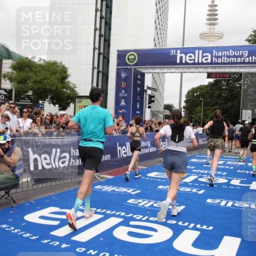 29.06.2025 - hella hamburg halbmarathon Michael Strokosch http://msf.ph/oto/8248288 29.06.2025 10:57:45 Ziel 1239, 1715, 1719, 2606, 7833, 10133, 12774, 13523, 14571, 14951, 15217, 15220, 16418, 17201, 17455, 17769, 17814, 18388, 18508, 18985 meine-sportfotos.de