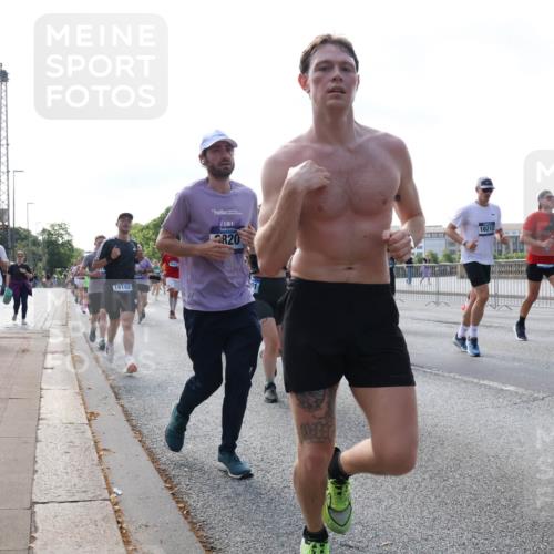 29.06.2025 - hella hamburg halbmarathon Lena Gebhardt http://msf.ph/oto/8248353 29.06.2025 09:56:36 Lombardsbrücke 1061, 1452, 1460, 1496, 1499, 1592, 1628, 1833, 1877, 2013, 2058, 2082, 2208, 2378, 2396, 2504, 2771, 2953, 2996, 3256, 3296, 3310, 3652, 4065, 4077, 4377, 4404, 4635, 4711, 4833, 5169, 5194, 5482, 5600, 5607, 5839, 5978, 6033, 6168, 6286, 6511, 6512, 6561, 6562, 7178, 7383, 7475, 7583, 7943, 8261, 8361, 8514, 8572, 8587, 8618, 8661, 8710, 8863, 8921, 8968, 8989, 8996, 9082, 9246, 9537, 9597, 9638, 10596 meine-sportfotos.de