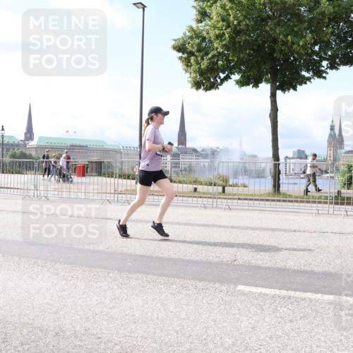 29.06.2025 - hella hamburg halbmarathon Lena Gebhardt http://msf.ph/oto/8248359 29.06.2025 10:10:13 Lombardsbrücke 1052, 1548, 1573, 3921, 4592, 5182, 5440, 5511, 7042, 7058, 7081, 7333, 7636, 7685, 8219, 8890, 9150, 9366, 9434, 9674, 9781, 9816, 10036, 10943, 11027, 11180, 12008, 12255, 12567, 13739, 13797, 14679, 14822, 15409, 16166, 16191, 16445, 16455, 16639, 16872, 17148, 17630, 17730, 17899, 18076, 18196, 18707, 19023 meine-sportfotos.de