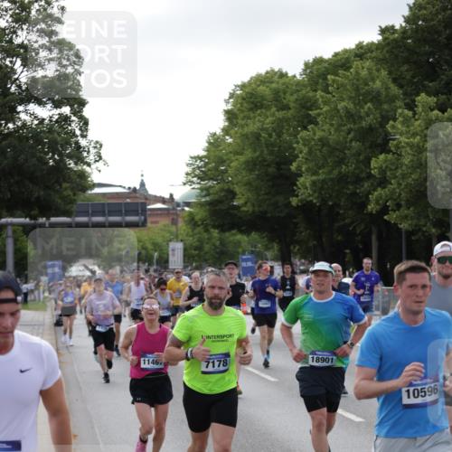 29.06.2025 - hella hamburg halbmarathon Jannik Wohlers http://msf.ph/oto/8248361 29.06.2025 09:55:47 Lombardsbrücke 1061, 1257, 1499, 1502, 1507, 1592, 1689, 2083, 2250, 2260, 2504, 2864, 3060, 4077, 4557, 5607, 6115, 6134, 6168, 7178, 7332, 7943, 8335, 8514, 8668, 8821, 8968, 8989, 9074, 9246, 9537, 9994, 10596, 11009, 11211, 11467, 11645, 12523, 12779, 12870, 12875, 13007, 13159, 13672, 13758, 13803, 13812, 13875, 13948, 14628, 14928, 15157, 15384, 15392, 15502, 15714, 15829, 15868, 15899, 16149, 16175, 16477, 16623, 16738, 16877, 17127, 17131, 17282, 17962, 18021 meine-sportfotos.de