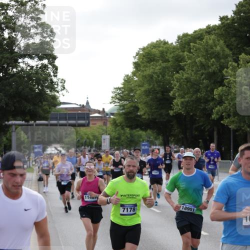 29.06.2025 - hella hamburg halbmarathon Jannik Wohlers http://msf.ph/oto/8248383 29.06.2025 09:55:47 Lombardsbrücke 1061, 1257, 1499, 1502, 1507, 1592, 1689, 2083, 2250, 2260, 2504, 2864, 3060, 4077, 4557, 5607, 6115, 6134, 6168, 7178, 7332, 7943, 8335, 8514, 8668, 8821, 8968, 8989, 9074, 9246, 9537, 9994, 10596, 11009, 11211, 11467, 11645, 12523, 12779, 12870, 12875, 13007, 13159, 13672, 13758, 13803, 13812, 13875, 13948, 14628, 14928, 15157, 15384, 15392, 15502, 15714, 15829, 15868, 15899, 16149, 16175, 16477, 16623, 16738, 16877, 17127, 17131, 17282, 17962, 18021 meine-sportfotos.de