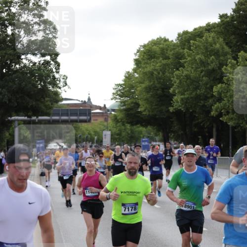 29.06.2025 - hella hamburg halbmarathon Jannik Wohlers http://msf.ph/oto/8248400 29.06.2025 09:55:47 Lombardsbrücke 1061, 1257, 1499, 1502, 1507, 1592, 1689, 2083, 2250, 2260, 2504, 2864, 3060, 4077, 4557, 5607, 6115, 6134, 6168, 7178, 7332, 7943, 8335, 8514, 8668, 8821, 8968, 8989, 9074, 9246, 9537, 9994, 10596, 11009, 11211, 11467, 11645, 12523, 12779, 12870, 12875, 13007, 13159, 13672, 13758, 13803, 13812, 13875, 13948, 14628, 14928, 15157, 15384, 15392, 15502, 15714, 15829, 15868, 15899, 16149, 16175, 16477, 16623, 16738, 16877, 17127, 17131, 17282, 17962, 18021 meine-sportfotos.de