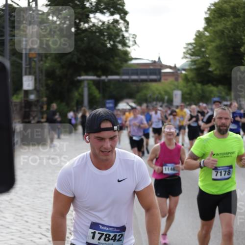 29.06.2025 - hella hamburg halbmarathon Jannik Wohlers http://msf.ph/oto/8248416 29.06.2025 09:55:48 Lombardsbrücke 1061, 1257, 1499, 1502, 1507, 1592, 1689, 2083, 2250, 2260, 2504, 3060, 4077, 4557, 5600, 5607, 6115, 6134, 6168, 7178, 7332, 7943, 8335, 8514, 8668, 8968, 8989, 9074, 9246, 9537, 9994, 10596, 11211, 11467, 12523, 12779, 12870, 12875, 13007, 13159, 13463, 13672, 13758, 13803, 13812, 13875, 13948, 14628, 14928, 15157, 15384, 15714, 15829, 15868, 15899, 16149, 16175, 16369, 16477, 16623, 16738, 16877, 16891, 16986, 17127, 17131, 17282, 17962, 18021 meine-sportfotos.de