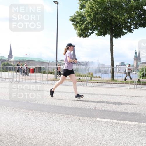 29.06.2025 - hella hamburg halbmarathon Lena Gebhardt http://msf.ph/oto/8248422 29.06.2025 10:10:13 Lombardsbrücke 1052, 1548, 1573, 3921, 4592, 5182, 5440, 5511, 7042, 7058, 7081, 7333, 7636, 7685, 8219, 8890, 9150, 9366, 9434, 9674, 9781, 9816, 10036, 10943, 11027, 11180, 12008, 12255, 12567, 13739, 13797, 14679, 14822, 15409, 16166, 16191, 16445, 16455, 16639, 16872, 17148, 17630, 17730, 17899, 18076, 18196, 18707, 19023 meine-sportfotos.de