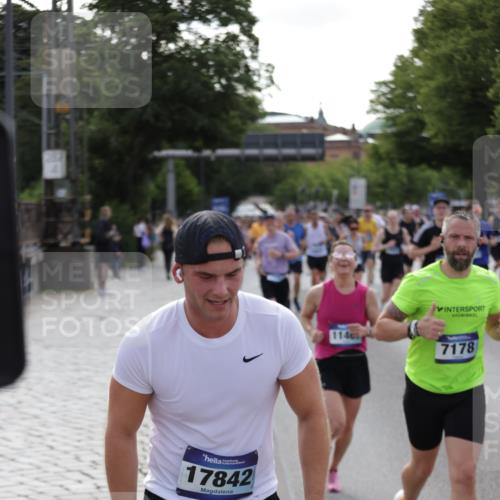 29.06.2025 - hella hamburg halbmarathon Jannik Wohlers http://msf.ph/oto/8248428 29.06.2025 09:55:48 Lombardsbrücke 1061, 1257, 1499, 1502, 1507, 1592, 1689, 2083, 2250, 2260, 2504, 3060, 4077, 4557, 5600, 5607, 6115, 6134, 6168, 7178, 7332, 7943, 8335, 8514, 8668, 8968, 8989, 9074, 9246, 9537, 9994, 10596, 11211, 11467, 12523, 12779, 12870, 12875, 13007, 13159, 13463, 13672, 13758, 13803, 13812, 13875, 13948, 14628, 14928, 15157, 15384, 15714, 15829, 15868, 15899, 16149, 16175, 16369, 16477, 16623, 16738, 16877, 16891, 16986, 17127, 17131, 17282, 17962, 18021 meine-sportfotos.de