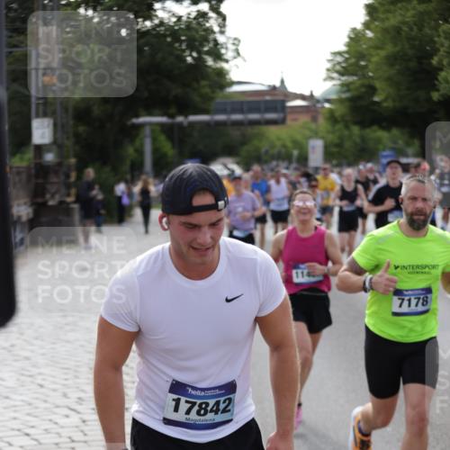 29.06.2025 - hella hamburg halbmarathon Jannik Wohlers http://msf.ph/oto/8248453 29.06.2025 09:55:48 Lombardsbrücke 1061, 1257, 1499, 1502, 1507, 1592, 1689, 2083, 2250, 2260, 2504, 3060, 4077, 4557, 5600, 5607, 6115, 6134, 6168, 7178, 7332, 7943, 8335, 8514, 8668, 8968, 8989, 9074, 9246, 9537, 9994, 10596, 11211, 11467, 12523, 12779, 12870, 12875, 13007, 13159, 13463, 13672, 13758, 13803, 13812, 13875, 13948, 14628, 14928, 15157, 15384, 15714, 15829, 15868, 15899, 16149, 16175, 16369, 16477, 16623, 16738, 16877, 16891, 16986, 17127, 17131, 17282, 17962, 18021 meine-sportfotos.de