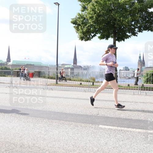 29.06.2025 - hella hamburg halbmarathon Lena Gebhardt http://msf.ph/oto/8248461 29.06.2025 10:10:13 Lombardsbrücke 1052, 1548, 1573, 3921, 4592, 5182, 5440, 5511, 7042, 7058, 7081, 7333, 7636, 7685, 8219, 8890, 9150, 9366, 9434, 9674, 9781, 9816, 10036, 10943, 11027, 11180, 12008, 12255, 12567, 13739, 13797, 14679, 14822, 15409, 16166, 16191, 16445, 16455, 16639, 16872, 17148, 17630, 17730, 17899, 18076, 18196, 18707, 19023 meine-sportfotos.de