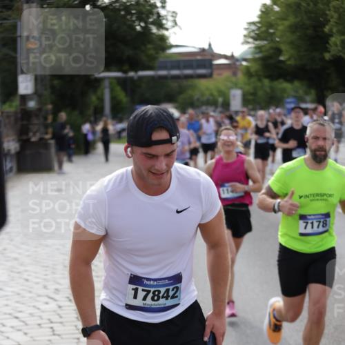 29.06.2025 - hella hamburg halbmarathon Jannik Wohlers http://msf.ph/oto/8248466 29.06.2025 09:55:48 Lombardsbrücke 1061, 1257, 1499, 1502, 1507, 1592, 1689, 2083, 2250, 2260, 2504, 3060, 4077, 4557, 5600, 5607, 6115, 6134, 6168, 7178, 7332, 7943, 8335, 8514, 8668, 8968, 8989, 9074, 9246, 9537, 9994, 10596, 11211, 11467, 12523, 12779, 12870, 12875, 13007, 13159, 13463, 13672, 13758, 13803, 13812, 13875, 13948, 14628, 14928, 15157, 15384, 15714, 15829, 15868, 15899, 16149, 16175, 16369, 16477, 16623, 16738, 16877, 16891, 16986, 17127, 17131, 17282, 17962, 18021 meine-sportfotos.de