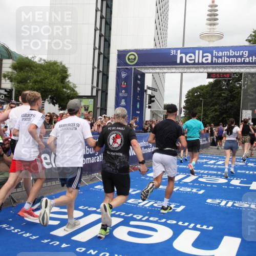 29.06.2025 - hella hamburg halbmarathon Michael Strokosch http://msf.ph/oto/8248484 29.06.2025 10:57:46 Ziel 1715, 1719, 1972, 2606, 7833, 10133, 12440, 12774, 13523, 14951, 15217, 15220, 16418, 17201, 17455, 17769, 17814, 18388, 18508, 18727, 18985 meine-sportfotos.de