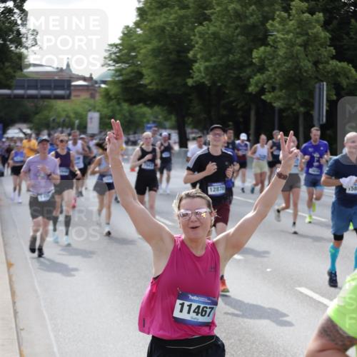 29.06.2025 - hella hamburg halbmarathon Jannik Wohlers http://msf.ph/oto/8248508 29.06.2025 09:55:49 Lombardsbrücke 1061, 1257, 1452, 1499, 1502, 1507, 1592, 2083, 2260, 2504, 3060, 4077, 4557, 5482, 5600, 5607, 6115, 6134, 6168, 7178, 7332, 7583, 7943, 8335, 8514, 8968, 8989, 8996, 9074, 9246, 9537, 9994, 10596, 11467, 12523, 12779, 12870, 12875, 13007, 13159, 13463, 13672, 13758, 13812, 13875, 13948, 14628, 14928, 15090, 15157, 15384, 15714, 15829, 15868, 15899, 16149, 16175, 16369, 16477, 16623, 16738, 16877, 16891, 16986, 17127, 17131, 17282, 17962, 18021 meine-sportfotos.de