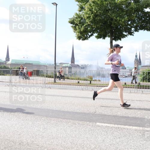 29.06.2025 - hella hamburg halbmarathon Lena Gebhardt http://msf.ph/oto/8248529 29.06.2025 10:10:13 Lombardsbrücke 1052, 1548, 1573, 3921, 4592, 5182, 5440, 5511, 7042, 7058, 7081, 7333, 7636, 7685, 8219, 8890, 9150, 9366, 9434, 9674, 9781, 9816, 10036, 10943, 11027, 11180, 12008, 12255, 12567, 13739, 13797, 14679, 14822, 15409, 16166, 16191, 16445, 16455, 16639, 16872, 17148, 17630, 17730, 17899, 18076, 18196, 18707, 19023 meine-sportfotos.de