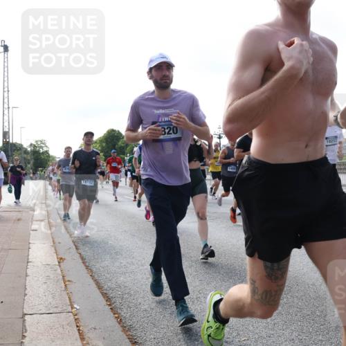 29.06.2025 - hella hamburg halbmarathon Lena Gebhardt http://msf.ph/oto/8248578 29.06.2025 09:56:37 Lombardsbrücke 1061, 1452, 1460, 1496, 1499, 1592, 1628, 1833, 1877, 2013, 2058, 2082, 2208, 2378, 2396, 2504, 2771, 2878, 2953, 2996, 3256, 3296, 3310, 3652, 4065, 4077, 4377, 4404, 4635, 4711, 4833, 4897, 5169, 5194, 5482, 5600, 5607, 5839, 5978, 6033, 6168, 6286, 6511, 6512, 6561, 6562, 7176, 7178, 7383, 7475, 7583, 7943, 8261, 8361, 8514, 8572, 8587, 8618, 8661, 8710, 8863, 8921, 8968, 8996, 9082, 9246, 9537, 9597, 9638, 10596 meine-sportfotos.de