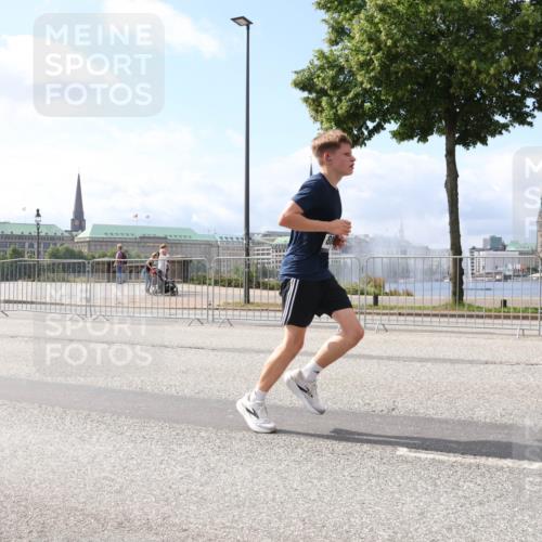29.06.2025 - hella hamburg halbmarathon Lena Gebhardt http://msf.ph/oto/8248661 29.06.2025 10:10:14 Lombardsbrücke 1052, 1548, 1573, 3921, 4592, 5182, 5440, 5511, 7042, 7058, 7081, 7333, 7636, 7685, 8219, 8890, 9150, 9366, 9434, 9674, 9781, 9816, 10036, 10943, 11027, 11180, 12008, 12255, 12567, 13797, 14679, 14822, 15409, 16166, 16191, 16445, 16455, 16639, 16872, 17148, 17730, 17899, 18076, 18196, 18707, 19023 meine-sportfotos.de