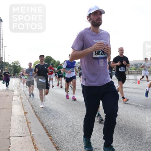 29.06.2025 - hella hamburg halbmarathon Lena Gebhardt http://msf.ph/oto/8248669 29.06.2025 09:56:37 Lombardsbrücke 1061, 1452, 1460, 1496, 1499, 1592, 1628, 1833, 1877, 2013, 2058, 2082, 2208, 2378, 2396, 2504, 2771, 2878, 2953, 2996, 3256, 3296, 3310, 3652, 4065, 4077, 4377, 4404, 4635, 4711, 4833, 4897, 5169, 5194, 5482, 5600, 5607, 5839, 5978, 6033, 6168, 6286, 6511, 6512, 6561, 6562, 7176, 7178, 7383, 7475, 7583, 7943, 8261, 8361, 8514, 8572, 8587, 8618, 8661, 8710, 8863, 8921, 8968, 8996, 9082, 9246, 9537, 9597, 9638, 10596 meine-sportfotos.de