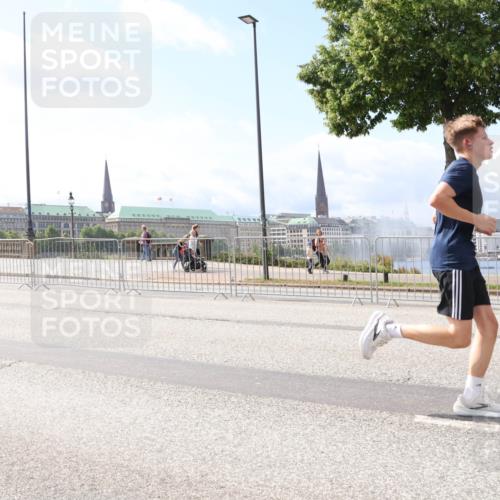 29.06.2025 - hella hamburg halbmarathon Lena Gebhardt http://msf.ph/oto/8248725 29.06.2025 10:10:14 Lombardsbrücke 1052, 1548, 1573, 3921, 4592, 5182, 5440, 5511, 7042, 7058, 7081, 7333, 7636, 7685, 8219, 8890, 9150, 9366, 9434, 9674, 9781, 9816, 10036, 10943, 11027, 11180, 12008, 12255, 12567, 13797, 14679, 14822, 15409, 16166, 16191, 16445, 16455, 16639, 16872, 17148, 17730, 17899, 18076, 18196, 18707, 19023 meine-sportfotos.de