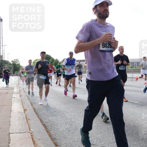 29.06.2025 - hella hamburg halbmarathon Lena Gebhardt http://msf.ph/oto/8248751 29.06.2025 09:56:37 Lombardsbrücke 1061, 1452, 1460, 1496, 1499, 1592, 1628, 1833, 1877, 2013, 2058, 2082, 2208, 2378, 2396, 2504, 2771, 2878, 2953, 2996, 3256, 3296, 3310, 3652, 4065, 4077, 4377, 4404, 4635, 4711, 4833, 4897, 5169, 5194, 5482, 5600, 5607, 5839, 5978, 6033, 6168, 6286, 6511, 6512, 6561, 6562, 7176, 7178, 7383, 7475, 7583, 7943, 8261, 8361, 8514, 8572, 8587, 8618, 8661, 8710, 8863, 8921, 8968, 8996, 9082, 9246, 9537, 9597, 9638, 10596 meine-sportfotos.de