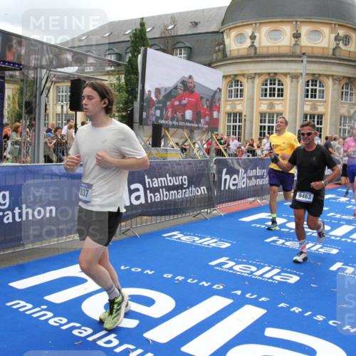 29.06.2025 - hella hamburg halbmarathon Michael Strokosch http://msf.ph/oto/8248772 29.06.2025 10:49:44 Ziel 2504, 2706, 2937, 3060, 3543, 5894, 5978, 6115, 7332, 9463, 9551, 9619, 9723, 11977, 13159, 14794, 16843, 16877, 17282, 18058, 18451, 18926 meine-sportfotos.de