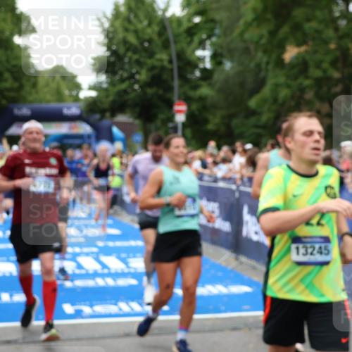 29.06.2025 - hella hamburg halbmarathon Zöllner http://msf.ph/oto/8248776 29.06.2025 10:57:40 Ziel 1239, 2236, 2606, 2652, 4502, 5015, 5134, 5457, 5458, 5728, 12774, 13523, 14571, 14951, 15217, 15220, 17769, 17814, 18388 meine-sportfotos.de