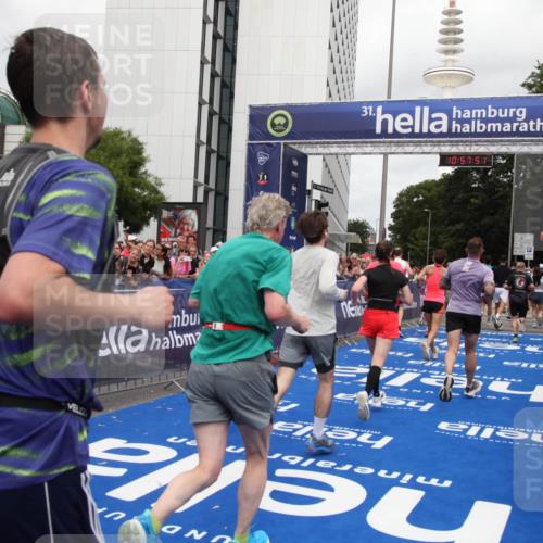 29.06.2025 - hella hamburg halbmarathon Michael Strokosch http://msf.ph/oto/8248818 29.06.2025 10:57:50 Ziel 1715, 1719, 1972, 2034, 5391, 7269, 7833, 10133, 10599, 10703, 12440, 12523, 12774, 13523, 14737, 16418, 16517, 17201, 17455, 18508, 18727, 18985 meine-sportfotos.de