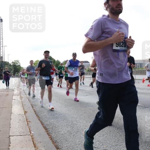 29.06.2025 - hella hamburg halbmarathon Lena Gebhardt http://msf.ph/oto/8248819 29.06.2025 09:56:37 Lombardsbrücke 1061, 1452, 1460, 1496, 1499, 1592, 1628, 1833, 1877, 2013, 2058, 2082, 2208, 2378, 2396, 2504, 2771, 2878, 2953, 2996, 3256, 3296, 3310, 3652, 4065, 4077, 4377, 4404, 4635, 4711, 4833, 4897, 5169, 5194, 5482, 5600, 5607, 5839, 5978, 6033, 6168, 6286, 6511, 6512, 6561, 6562, 7176, 7178, 7383, 7475, 7583, 7943, 8261, 8361, 8514, 8572, 8587, 8618, 8661, 8710, 8863, 8921, 8968, 8996, 9082, 9246, 9537, 9597, 9638, 10596 meine-sportfotos.de