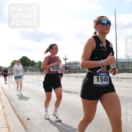 29.06.2025 - hella hamburg halbmarathon Lena Gebhardt http://msf.ph/oto/8248846 29.06.2025 10:10:15 Lombardsbrücke 1052, 1548, 1573, 3921, 4592, 5182, 5440, 5511, 7042, 7058, 7081, 7333, 7636, 7685, 8219, 8890, 9150, 9366, 9434, 9674, 9781, 9816, 10036, 10943, 11027, 11180, 12008, 12255, 12567, 13797, 13901, 14679, 14822, 15409, 16166, 16191, 16445, 16455, 16639, 16872, 17148, 17730, 17899, 18076, 18196, 18707, 19023 meine-sportfotos.de