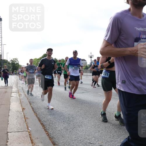 29.06.2025 - hella hamburg halbmarathon Lena Gebhardt http://msf.ph/oto/8248876 29.06.2025 09:56:37 Lombardsbrücke 1061, 1452, 1460, 1496, 1499, 1592, 1628, 1833, 1877, 2013, 2058, 2082, 2208, 2378, 2396, 2504, 2771, 2878, 2953, 2996, 3256, 3296, 3310, 3652, 4065, 4077, 4377, 4404, 4635, 4711, 4833, 4897, 5169, 5194, 5482, 5600, 5607, 5839, 5978, 6033, 6168, 6286, 6511, 6512, 6561, 6562, 7176, 7178, 7383, 7475, 7583, 7943, 8261, 8361, 8514, 8572, 8587, 8618, 8661, 8710, 8863, 8921, 8968, 8996, 9082, 9246, 9537, 9597, 9638, 10596 meine-sportfotos.de