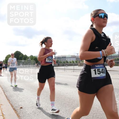 29.06.2025 - hella hamburg halbmarathon Lena Gebhardt http://msf.ph/oto/8248898 29.06.2025 10:10:15 Lombardsbrücke 1052, 1548, 1573, 3921, 4592, 5182, 5440, 5511, 7042, 7058, 7081, 7333, 7636, 7685, 8219, 8890, 9150, 9366, 9434, 9674, 9781, 9816, 10036, 10943, 11027, 11180, 12008, 12255, 12567, 13797, 13901, 14679, 14822, 15409, 16166, 16191, 16445, 16455, 16639, 16872, 17148, 17730, 17899, 18076, 18196, 18707, 19023 meine-sportfotos.de
