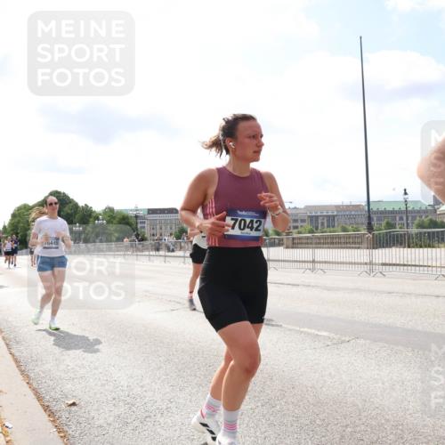 29.06.2025 - hella hamburg halbmarathon Lena Gebhardt http://msf.ph/oto/8248932 29.06.2025 10:10:15 Lombardsbrücke 1052, 1548, 1573, 3921, 4592, 5182, 5440, 5511, 7042, 7058, 7081, 7333, 7636, 7685, 8219, 8890, 9150, 9366, 9434, 9674, 9781, 9816, 10036, 10943, 11027, 11180, 12008, 12255, 12567, 13797, 13901, 14679, 14822, 15409, 16166, 16191, 16445, 16455, 16639, 16872, 17148, 17730, 17899, 18076, 18196, 18707, 19023 meine-sportfotos.de