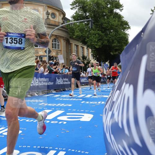 29.06.2025 - hella hamburg halbmarathon Strokosch-Dieckow http://msf.ph/oto/8248935 29.06.2025 10:39:43 Ziel 1358, 1975, 2525, 2573, 4398, 4888, 11284, 11806, 13190, 14077, 14204, 15094, 15435, 15744, 16580, 16761, 17005, 17425, 17792, 18013 meine-sportfotos.de