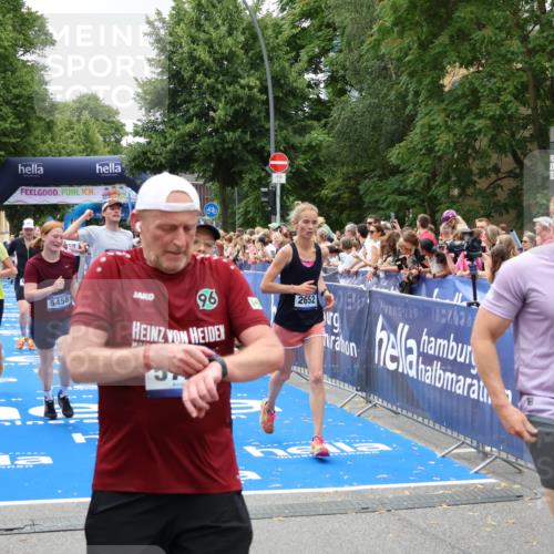 29.06.2025 - hella hamburg halbmarathon Zöllner http://msf.ph/oto/8248951 29.06.2025 10:57:42 Ziel 1239, 1715, 1719, 2606, 2652, 5457, 5458, 10133, 12774, 13523, 14571, 14951, 15217, 15220, 17455, 17769, 17814, 18388, 18985 meine-sportfotos.de