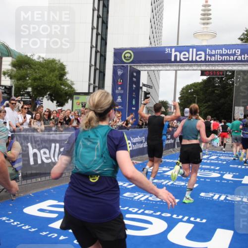 29.06.2025 - hella hamburg halbmarathon Michael Strokosch http://msf.ph/oto/8248973 29.06.2025 10:57:53 Ziel 1972, 2034, 2806, 2883, 5391, 7269, 7833, 9820, 10599, 10703, 12440, 12523, 13376, 14737, 16418, 16517, 17201, 17543, 18492, 18508, 18727 meine-sportfotos.de