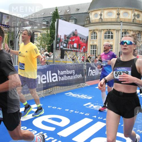 29.06.2025 - hella hamburg halbmarathon Michael Strokosch http://msf.ph/oto/8248975 29.06.2025 10:49:45 Ziel 2504, 2706, 2937, 3060, 3543, 5894, 5978, 6115, 6125, 7332, 9463, 9551, 9619, 9723, 9924, 11977, 13159, 14794, 16843, 16877, 17282, 17753, 18058, 18451, 18926 meine-sportfotos.de