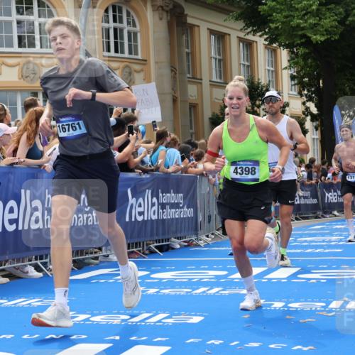 29.06.2025 - hella hamburg halbmarathon Strokosch-Dieckow http://msf.ph/oto/8248981 29.06.2025 10:39:44 Ziel 1358, 1975, 2525, 2573, 4398, 4888, 6149, 11284, 11714, 13190, 14204, 15094, 15435, 15744, 15813, 16580, 16761, 17005, 17425, 17792, 18013 meine-sportfotos.de