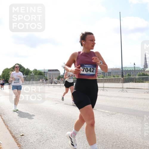 29.06.2025 - hella hamburg halbmarathon Lena Gebhardt http://msf.ph/oto/8248983 29.06.2025 10:10:16 Lombardsbrücke 1052, 1548, 1573, 3921, 4592, 5182, 5440, 5511, 7042, 7058, 7081, 7333, 7636, 7685, 8219, 8890, 9150, 9366, 9434, 9674, 9781, 9816, 10036, 10943, 11027, 11180, 12008, 12567, 13797, 13901, 14679, 14822, 15409, 16166, 16191, 16344, 16445, 16455, 16639, 16872, 17148, 17730, 17899, 18076, 18196, 18707, 19023 meine-sportfotos.de