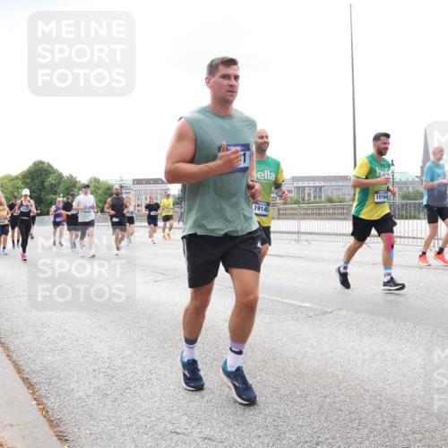 29.06.2025 - hella hamburg halbmarathon Lena Gebhardt http://msf.ph/oto/8249009 29.06.2025 10:34:05 Lombardsbrücke 1189, 1275, 1417, 1672, 1705, 1787, 1896, 2265, 2342, 2464, 2482, 2496, 2510, 2511, 2526, 2801, 2933, 3145, 3170, 3264, 3340, 3345, 3560, 3829, 3848, 4361, 4433, 4449, 4479, 4696, 4807, 4824, 4826, 4942, 5075, 5096, 5141, 5557, 5561, 5566, 5569, 5584, 5691, 5821, 5822, 5887, 6105, 6109, 6364, 6515, 6516, 6574, 6854, 6956, 7027, 7324, 7329, 7565, 7653, 8157, 8202, 8277, 8282, 8349, 8375, 8377, 8383, 8401, 8965, 9094, 9799, 9875, 9995, 10007, 10071, 10360, 10561, 10564 meine-sportfotos.de