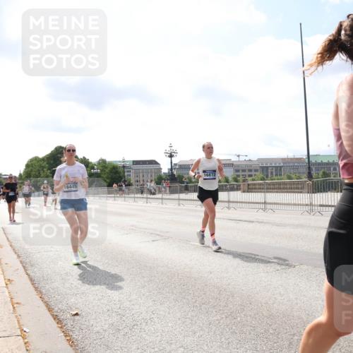 29.06.2025 - hella hamburg halbmarathon Lena Gebhardt http://msf.ph/oto/8249017 29.06.2025 10:10:16 Lombardsbrücke 1052, 1548, 1573, 3921, 4592, 5182, 5440, 5511, 7042, 7058, 7081, 7333, 7636, 7685, 8219, 8890, 9150, 9366, 9434, 9674, 9781, 9816, 10036, 10943, 11027, 11180, 12008, 12567, 13797, 13901, 14679, 14822, 15409, 16166, 16191, 16344, 16445, 16455, 16639, 16872, 17148, 17730, 17899, 18076, 18196, 18707, 19023 meine-sportfotos.de